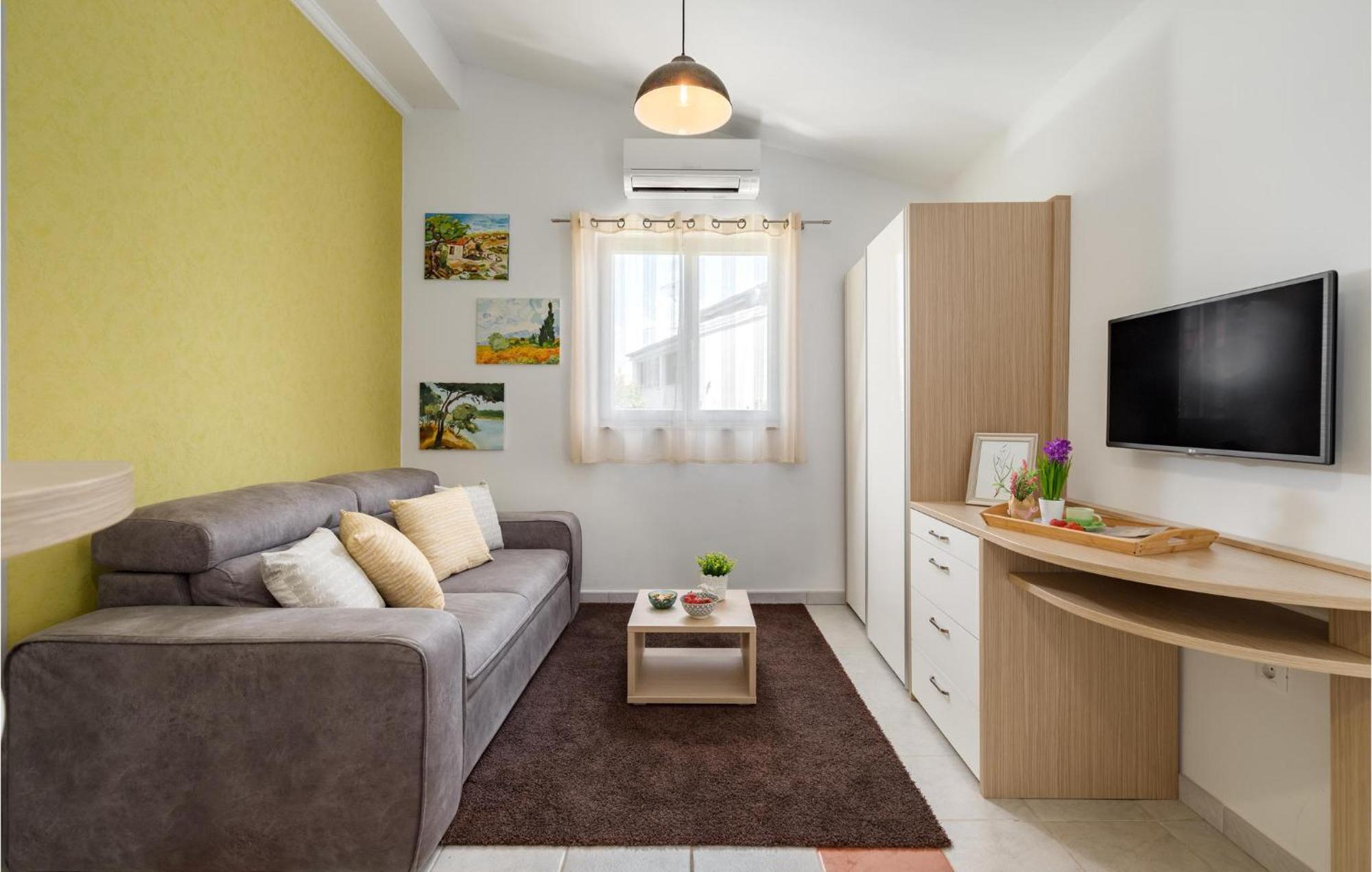 1 Bedroom Awesome In Ferienhaus Rovinj